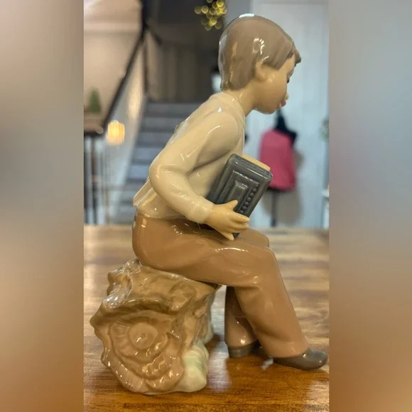 Vintage Lladro, Little Boy Playing the Accordion, Excellent condition No Box - Picture 3 of 10